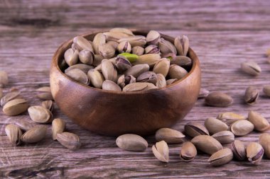 Ahşap bir masada fıstıklar