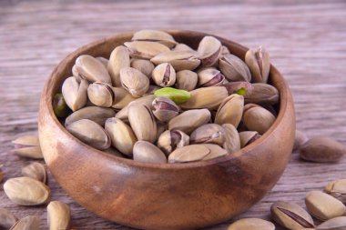 Ahşap bir masada fıstıklar