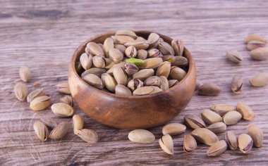 Ahşap bir masada fıstıklar