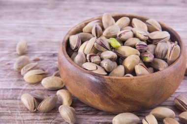 Ahşap bir masada fıstıklar