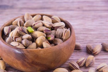 Ahşap bir masada fıstıklar