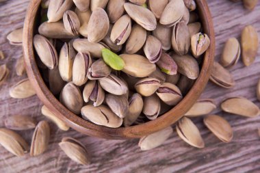 Ahşap bir masada fıstıklar