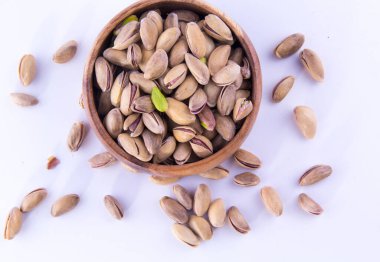 Fıstık ezmesi - Beyaz arka planda izole edilmiş.