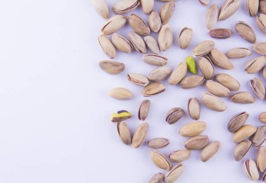 Fıstık ezmesi - Beyaz arka planda izole edilmiş.