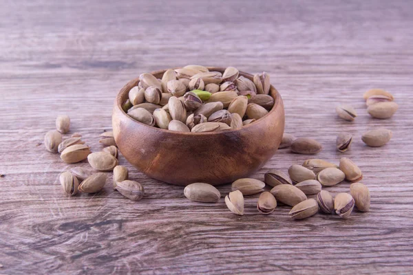 Ahşap bir masada fıstıklar