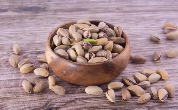 Ahşap bir masada fıstıklar