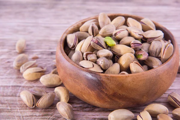 Ahşap bir masada fıstıklar