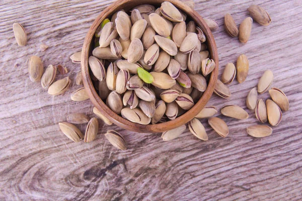 Ahşap bir masada fıstıklar