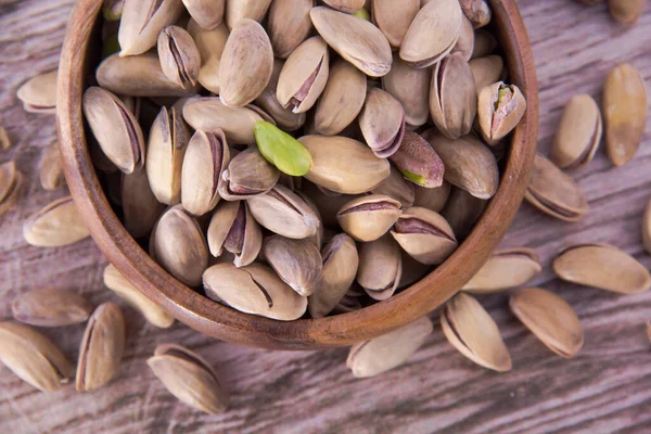 Ahşap bir masada fıstıklar