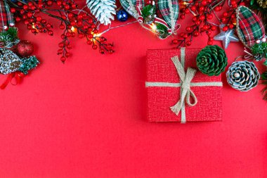 Yeşil simli külahların ve parlak kırmızı yılbaşı balosunun Noel konseptine yakın çekimi.