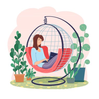 Uzaktan kumandayla çalışan serbest çalışan bir kadın beyazlar içinde izole edilmiş rahat bir iş yerinde dizüstü bilgisayar kullanıyor. Ev ofisinden serbest çalışan biri.