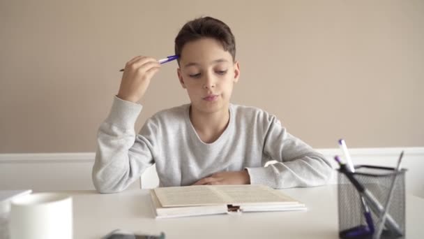 Niño de la escuela que tiene problemas con su tarea. — Vídeo de stock