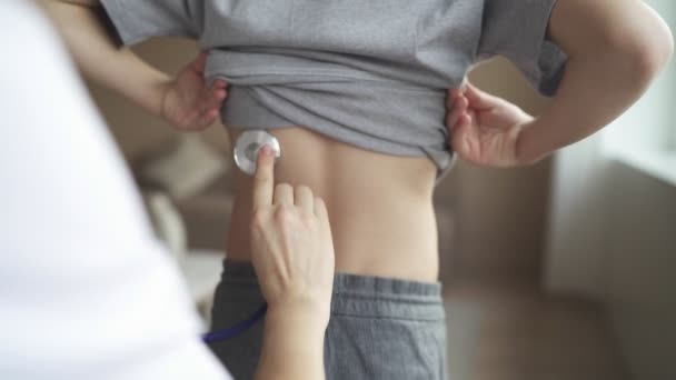 Médico pediatra mulher uniforme manter estetoscópio anual check-up menino criança, monitorando a frequência cardíaca pulso. Conceito de saúde. — Vídeo de Stock