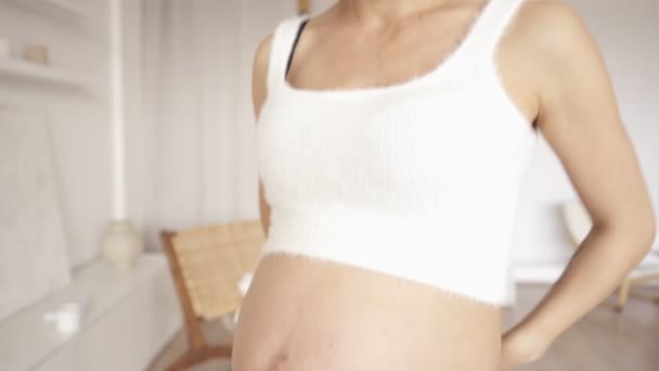 Schöne Körper von schwangeren Frauen mit Maßband, um Baby-Entwicklung, Licht zu Hause Innenraum, Gesundheit und Wohlbefinden zu überprüfen. Gesundheit Wohlbefinden Schwangerschaft Lebensstil — Stockvideo
