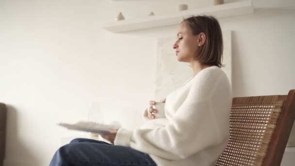 Mulher grávida lendo um livro e relaxando em casa — Vídeo de Stock