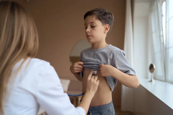 Anak manis dengan senang hati mengunjungi dokter anak, menjadwalkan pemeriksaan kesehatan bayi, janji dengan dokter keluarga, gaya hidup sehat — Stok Foto