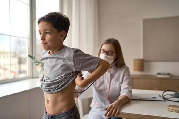 Anak manis dengan senang hati mengunjungi dokter anak, menjadwalkan pemeriksaan kesehatan bayi, janji dengan dokter keluarga, gaya hidup sehat — Stok Foto