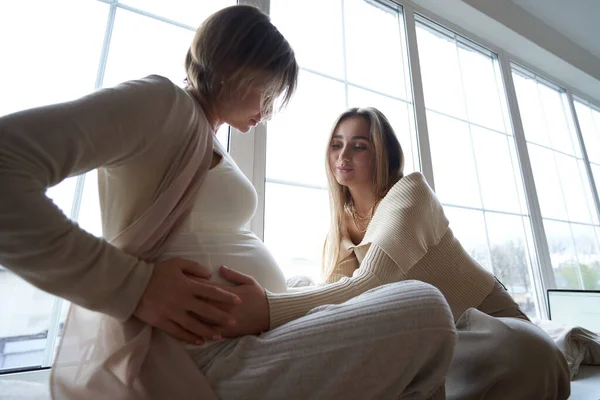 Senyum wanita menyentuh perut pacar hamil — Stok Foto