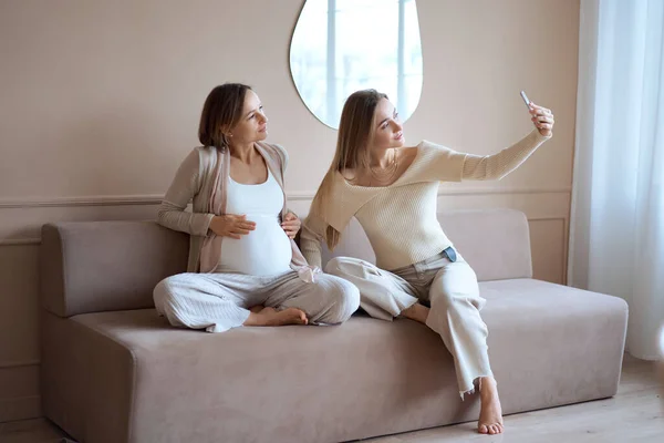 Copines multiethniques et heureuse femme enceinte prenant selfie sur smartphone. Photo de haute qualité. — Photo