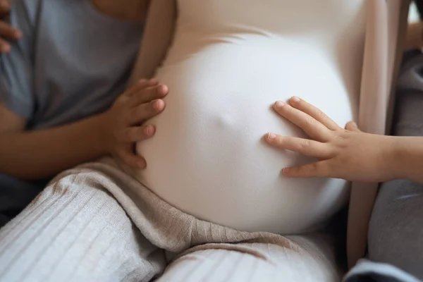 Wanita hamil yang cantik dengan anak-anaknya — Stok Foto