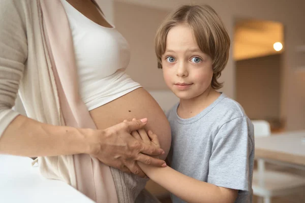 Anak kecil mendengarkan ibu hamil perut — Stok Foto