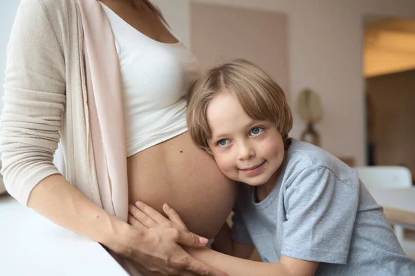 Anak kecil mendengarkan ibu hamil perut — Stok Foto