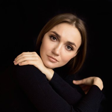 Seksi Bayan Model Gösterişsiz-Portre. Siyah arka planda siyah elbiseli güzel beyaz kadın portresi