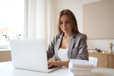 Beauitul genç kadın bilgisayarlı dizüstü bilgisayar kullanıyor.