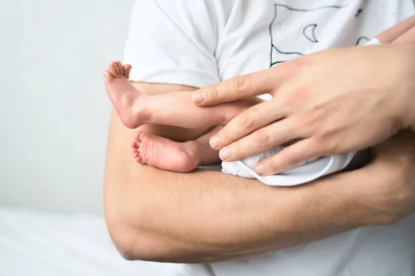 Il padre tiene il braccio del bambino neonato — Foto Stock