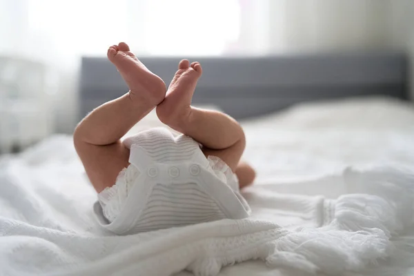 Satu minggu bayi lucu yang baru lahir terbaring di baycot dan lucu yawning.Portrait of sleepy caucasian baby tired child on bed. — Stok Foto