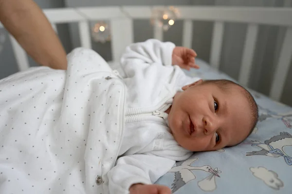 Uma semana bebê adorável recém-nascido deitado na baioneta e bocejo engraçado.Retrato de criança dormindo caucasiano cansado na cama. — Fotografia de Stock
