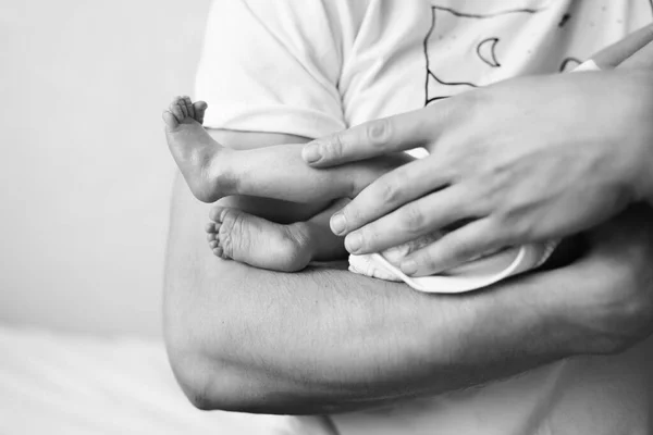Ο πατέρας κρατά το χέρι του νεογέννητου παιδιού — Φωτογραφία Αρχείου