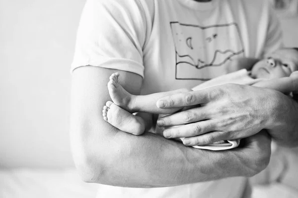Pai segura no braço do recém-nascido — Fotografia de Stock