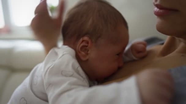 Primer plano del bebé recién nacido soñando en el pecho de las madres en la sala de partos del hospital — Vídeos de Stock