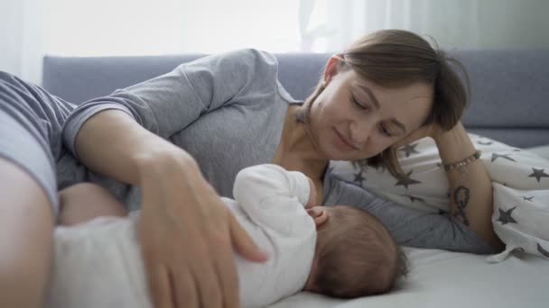 Η μητέρα θηλάζει ένα μωρό στο σπίτι — Αρχείο Βίντεο