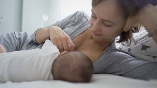 Mãe amamentando um bebê em casa — Vídeo de Stock