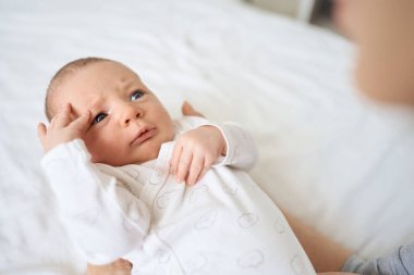 Güzel erkek bebek, yakın çekimde anne eli üzerinde. Annelik. Çocukluk. 