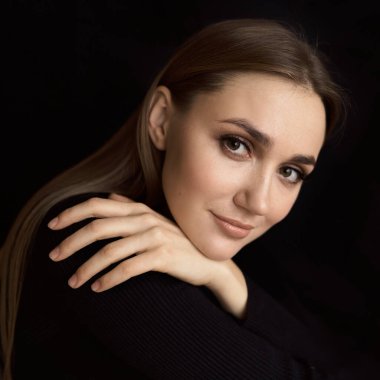 Seksi Bayan Model Gösterişsiz-Portre. Siyah arka planda siyah elbiseli güzel beyaz kadın portresi