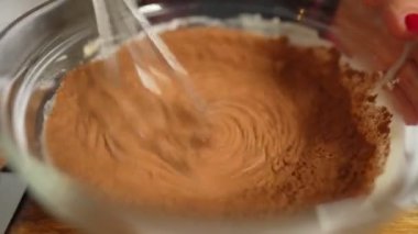 Çikolata hamuru karıştırmak veya kek, kurabiye, pasta yapmak için hamuru karıştırmak. Karıştırıcı çikolatayı kasede dövüyor.