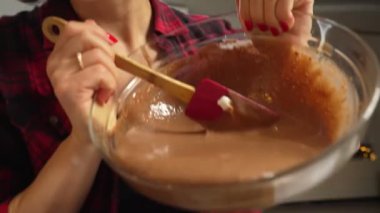 Çikolata hamuru karıştırmak veya kek, kurabiye, pasta yapmak için hamuru karıştırmak. Karıştırıcı çikolatayı kasede dövüyor.