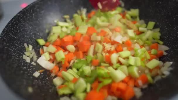 Pohled zblízka na barevnou pálivou zeleninu smažící se na míchané pánvi a házené nahoru. Vaření, zdravé jídlo, vegetariánská kuchyně. Lahodná chuť, domácí jídlo. — Stock video
