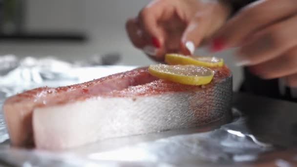 Process of cooking the baked salmon steak in foil with lemon — Stock Video