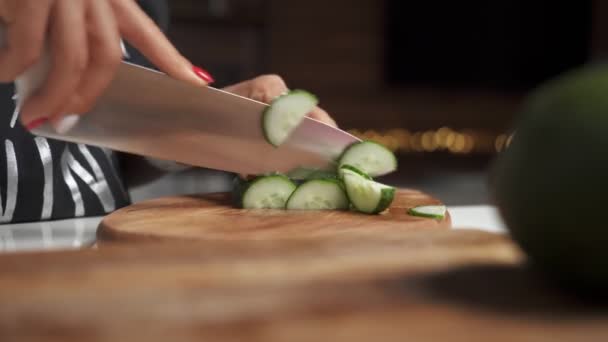 Tangan masak perempuan close-up memotong lada untuk salad di papan kayu di dapur. Sehat makan. — Stok Video