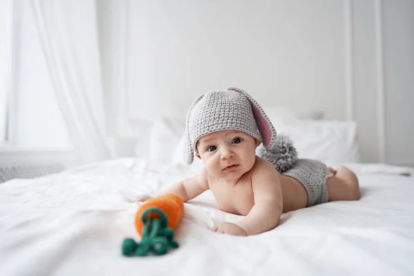 Criança bebê feliz no traje um coelho de coelho em um fundo branco — Fotografia de Stock