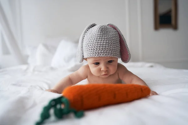 Criança bebê feliz no traje um coelho de coelho em um fundo branco — Fotografia de Stock
