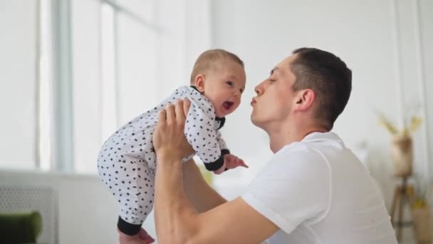 Vicces játék és nevetés a kaukázusi férfi és a kisfiú a hazai kényelemben. Fiatal apa játszik a fiával. Apák napja — Stock videók