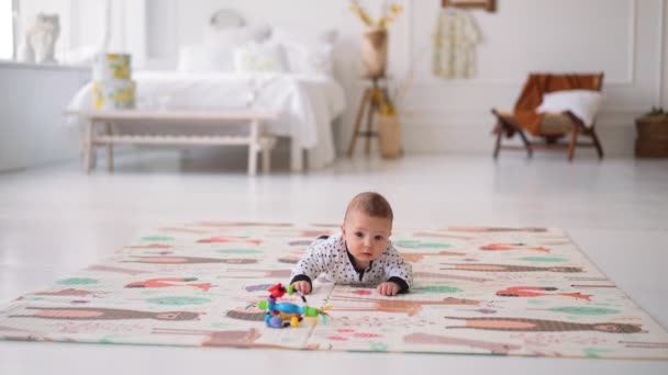 Gelukkige vader met zijn een 7-jarige zoon die thuis speelt. Gelukkige kinderen is gelukkig familie. — Stockvideo