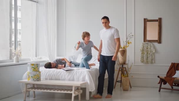 Feliz padre con su hijo de 7 años jugando en casa. Los niños felices son familia feliz. — Vídeos de Stock