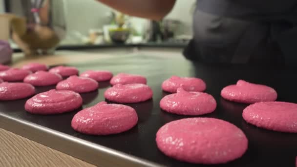 Process Of Making macaroon at home. Shot of hands of female pastry chef holding white macaron with ganache and squeezing red fruit jam from bag. Nature pastry macaroons — Stock Video