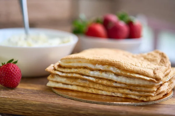 Homemade meringue Keto cake with strawberries. — Stock Photo, Image